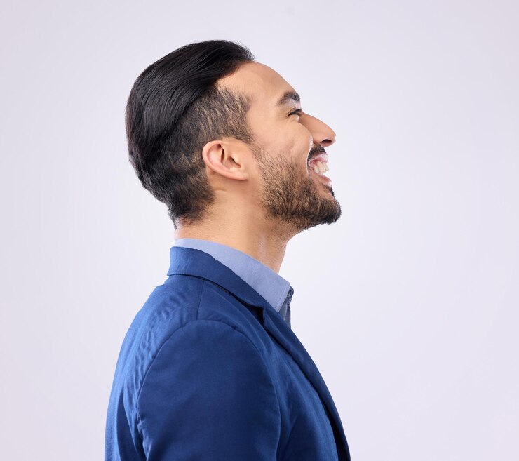 Foto perfil feliz e visão com um homem de negócios no estúdio em um fundo cinza olhando para o futuro com motivação sorriso lateral e pensando com um jovem funcionário do sexo masculino se sentindo confiante ou despreocupado