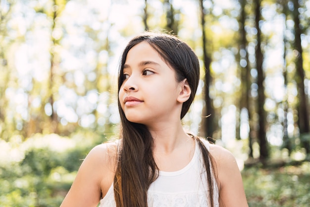 Perfil de una hermosa niña en un jardín.