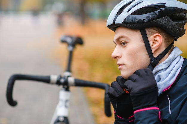 perfil, de, joven, ciclista, uso, casco, aire libre