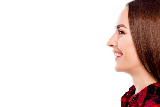 Foto perfil de joven mujer sonriente alegre aislado en espacio en blanco