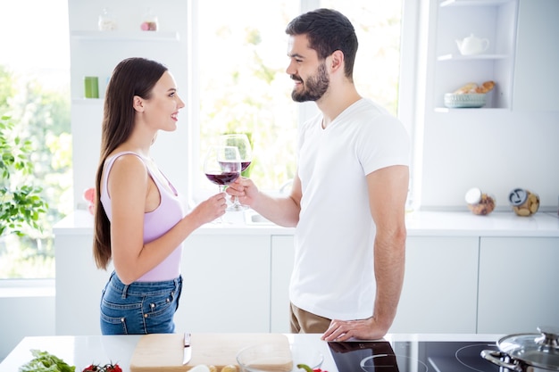 Perfil lado pareja casada quedarse en casa cocina beber vino
