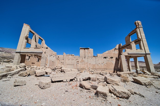 Perfil lateral del antiguo edificio del banco de riolita en el desierto