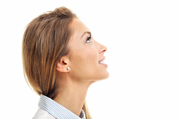 Perfil de mujer sonriente aislado sobre fondo blanco.