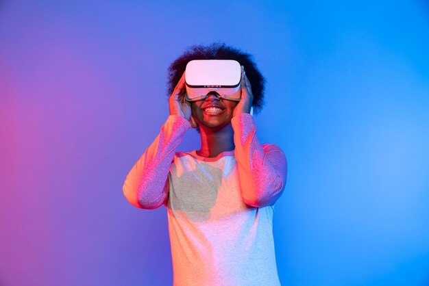 El perfil de pensamiento de una hermosa africana con gafas VR es una invención del metaverso.