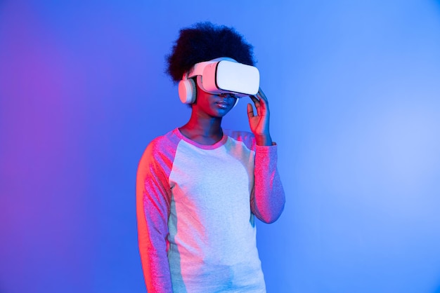 El perfil de pensamiento de una hermosa africana con gafas VR es una invención del metaverso.