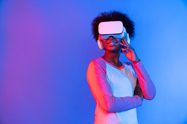 El perfil de pensamiento de una hermosa africana con gafas VR es una invención del metaverso.