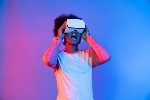El perfil de pensamiento de una hermosa africana con gafas VR es una invención del metaverso.