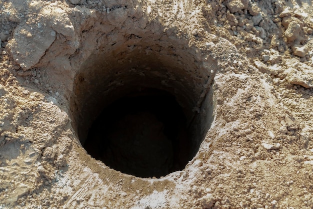 Perforación de pozos de agua Cavar un pozo de agua Dentro del pozo Pozo profundo en el primer plano del suelo