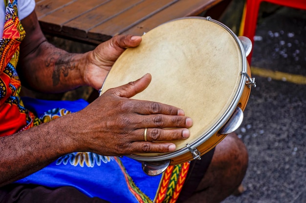 Foto performance de samba com músico tocando tamborim nas ruas de pelourinho, em salvador bahia