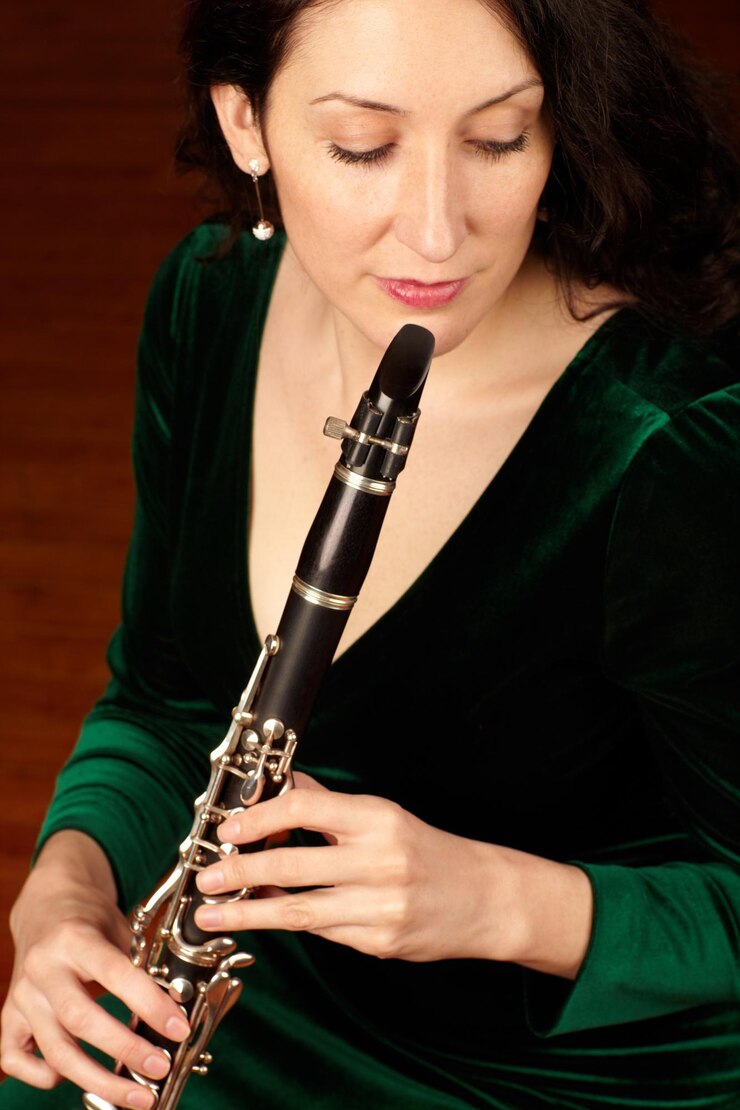 Foto performance musical e mulher tocando clarinete orquestra músico talento criativo e show clássico foco na arte e artista feminina clarinetista profissional com criatividade e inspiração