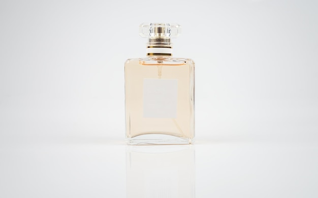 Perfume aislado sobre fondo blanco.