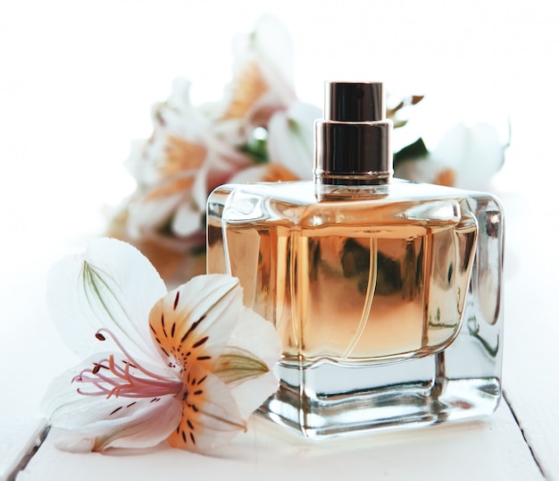 Foto perfume com flores