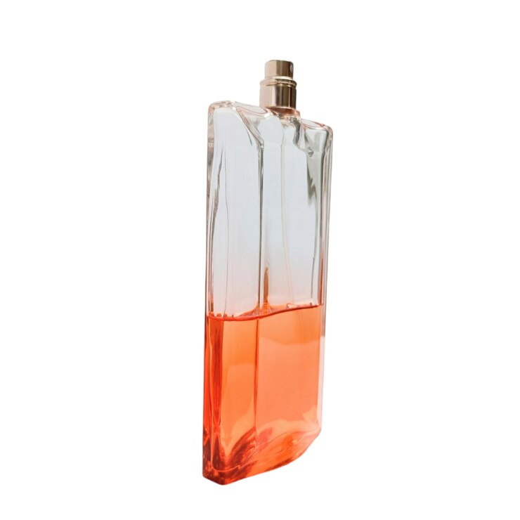 Foto perfume com um cheiro feminino com embalagem elegante e fina de garrafa com fundo branco