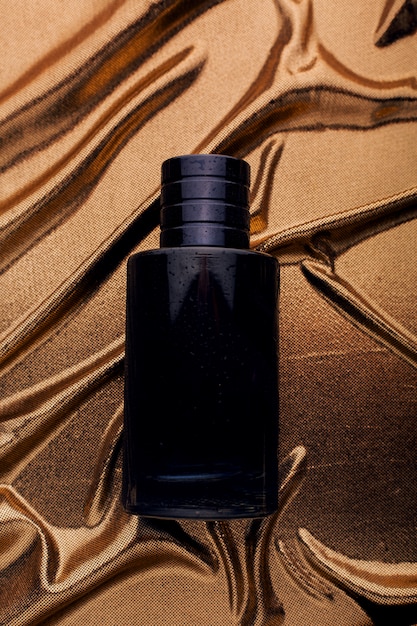 Perfume de homem em tecido dourado