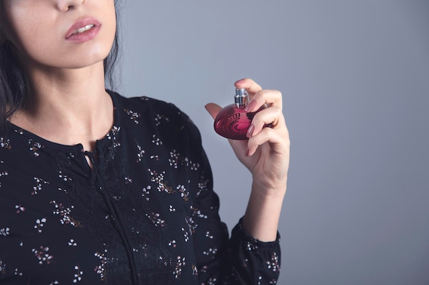 Foto perfume de mão de mulher