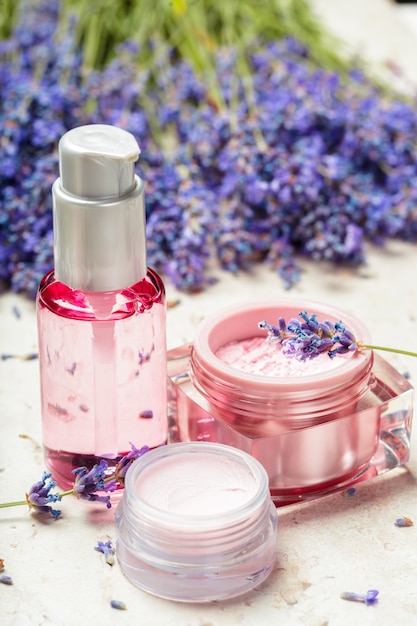 Perfume de mulher em lindas flores de garrafa e lavanda