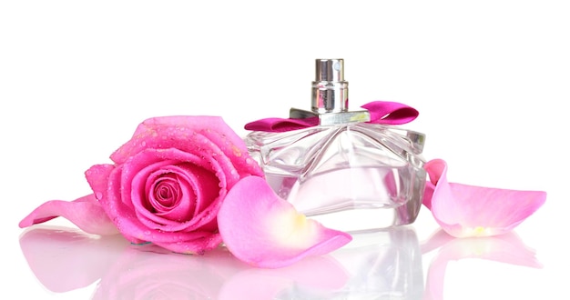 Perfume e rosas cor de rosa em fundo branco