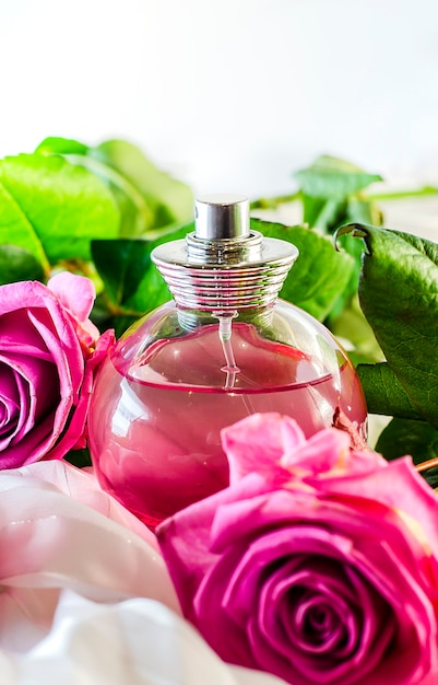 Perfume em frasco com perfume de rosas