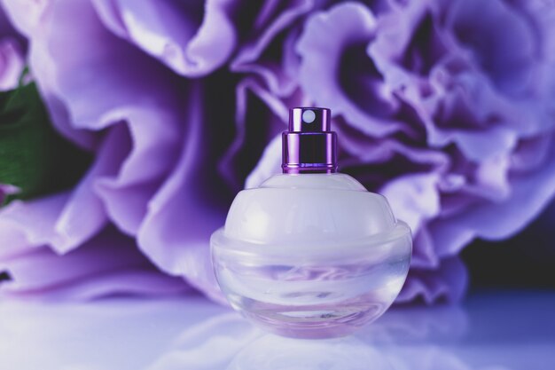 Perfume em fundo roxo