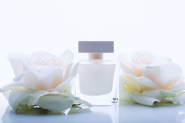 Perfume femenino con flores