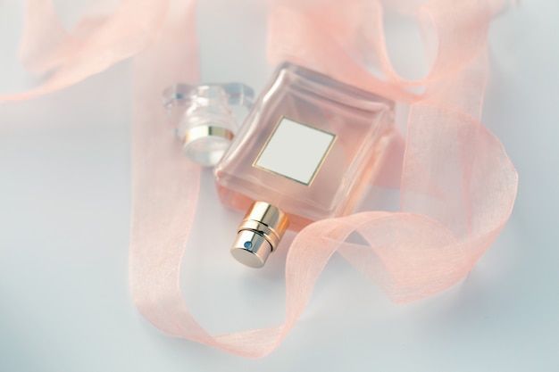 Perfume feminino e fitas rosa