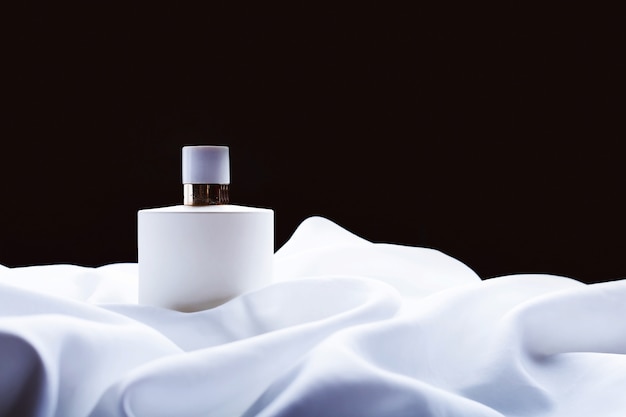 Perfume feminino em tecido branco