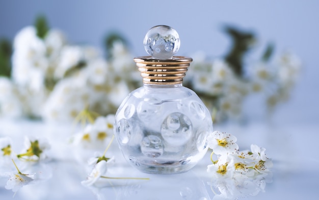 Perfume y flores blancas