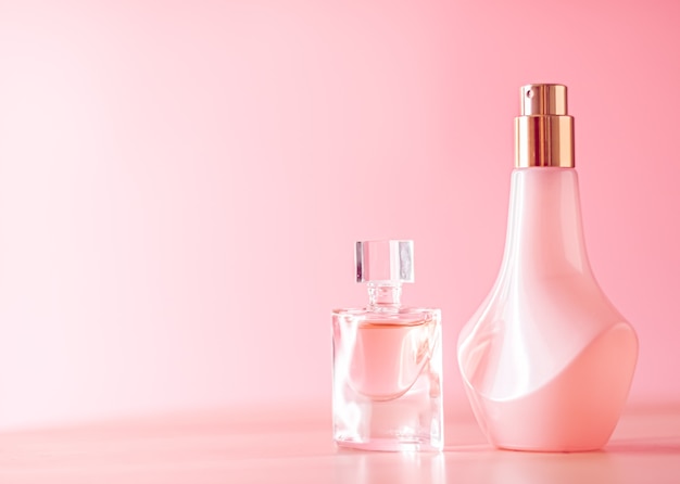 Perfume y maquillaje para el cuidado de la piel en productos cosméticos y de belleza de lujo de fondo rosa