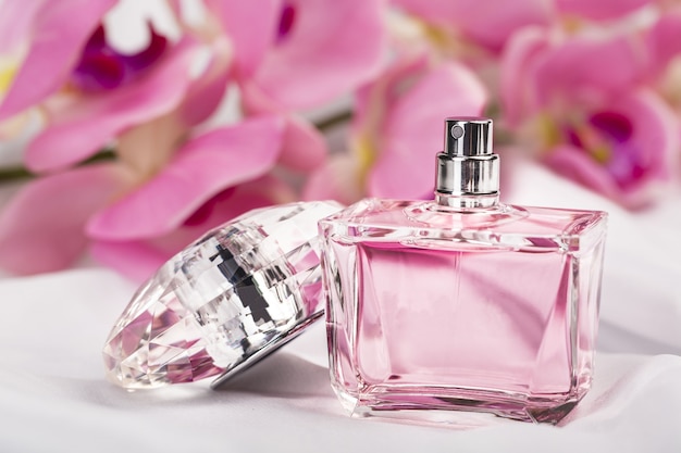 Perfume de mujer en botella aislada