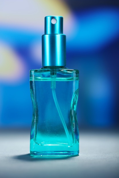 Perfume de mujer en botella hermosa sobre fondo brillante