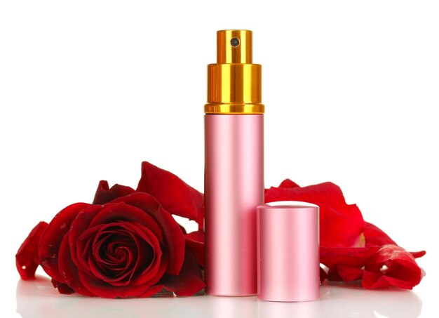 Perfume de mujer en hermosa botella con rosa aislado en blanco