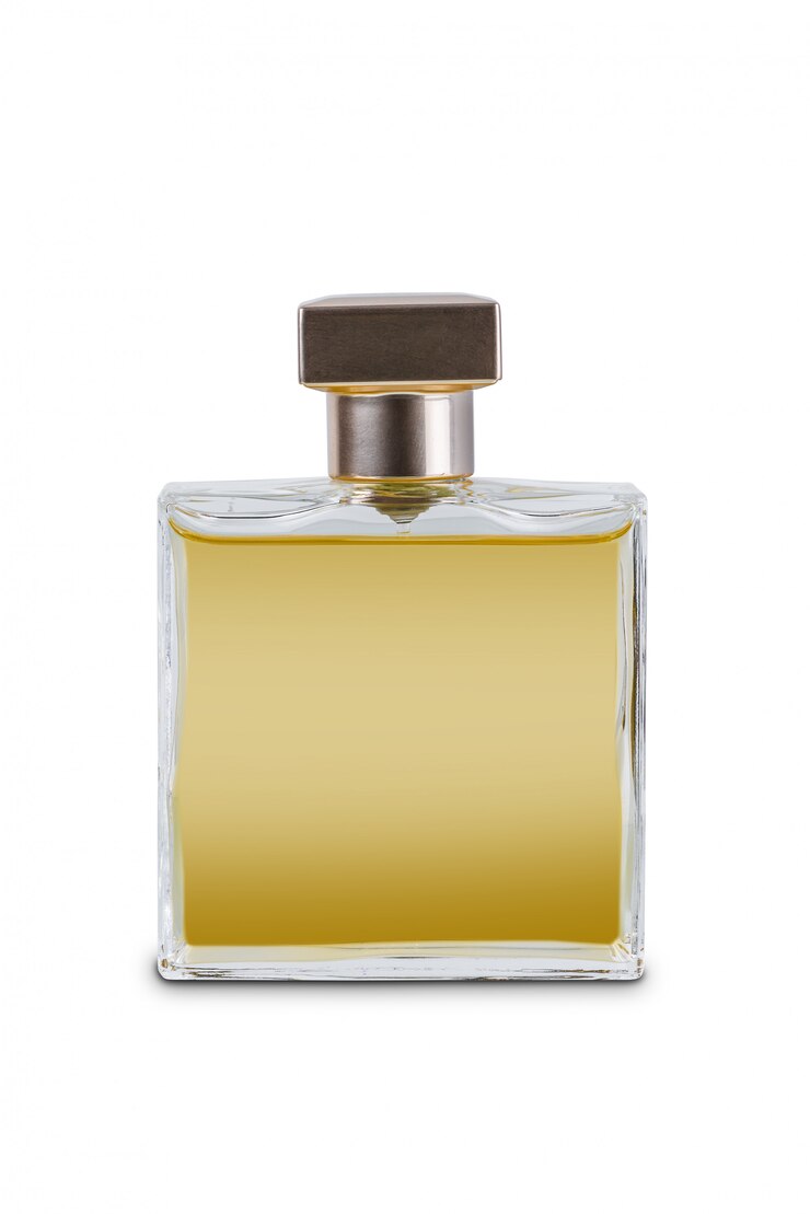 Perfume de mujer en hermosa botella de transparencia aislado