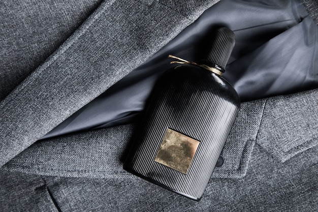 Perfume negro en un traje de hombre