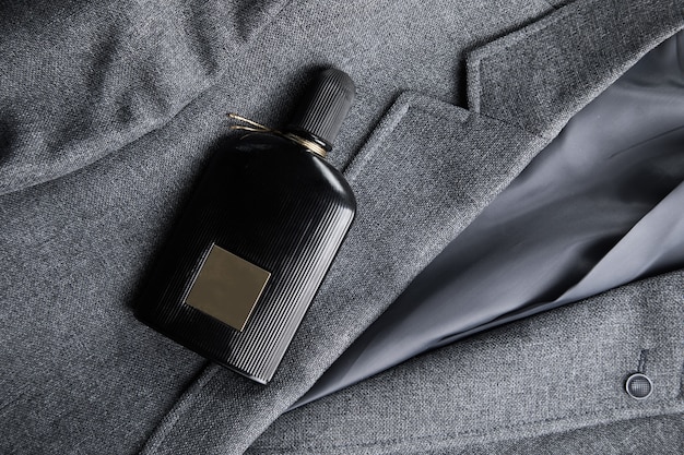 Perfume negro en un traje de hombre