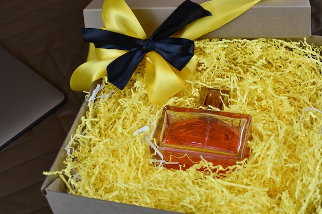 Perfume perfumado em uma caixa de presente como presente. presente para aniversario feminino eau de toilette