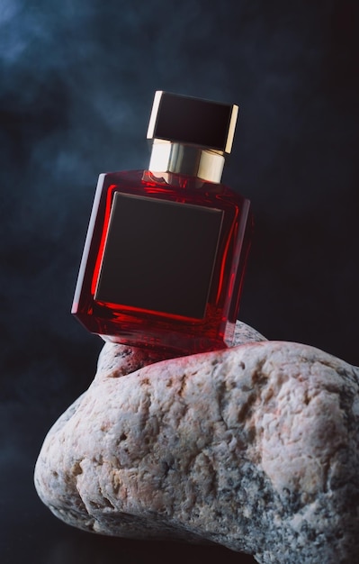 perfume en una piedra sobre un fondo oscuro