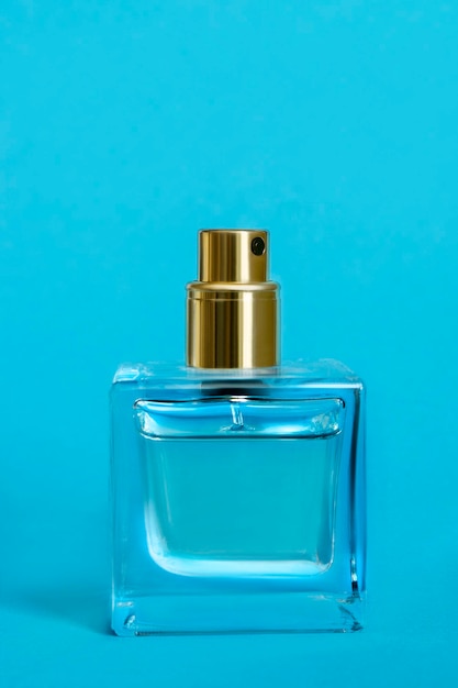 Foto perfume sobre un fondo azul