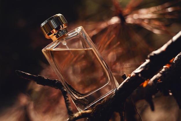 Perfume sobre fondo marrón otoño