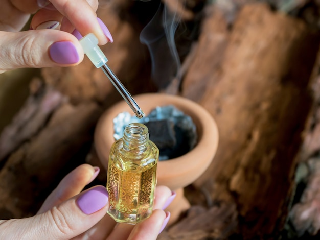 Perfumes árabes árabes o fragancias de aceite de madera de agar.