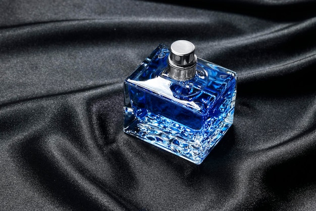 Perfumes de luxo para homens em garrafa em tecido de cetim preto