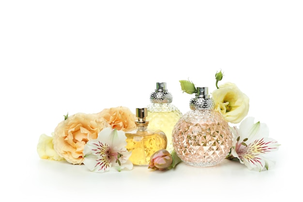 Perfumes femininos e ingredientes isolados no fundo branco