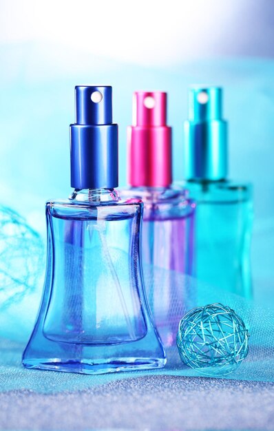 Perfumes femininos em bonitas garrafas com fundo azul