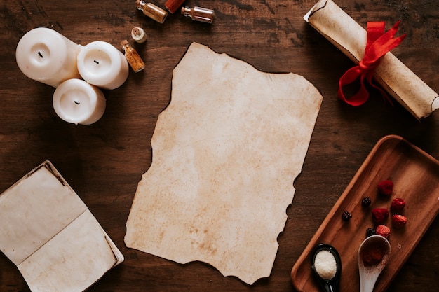 Foto pergaminho perto de velas e ingredientes