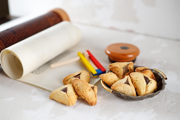 Pergamino de las galletas de las orejas de Esther y Amán Concepto Fiesta judía Purim