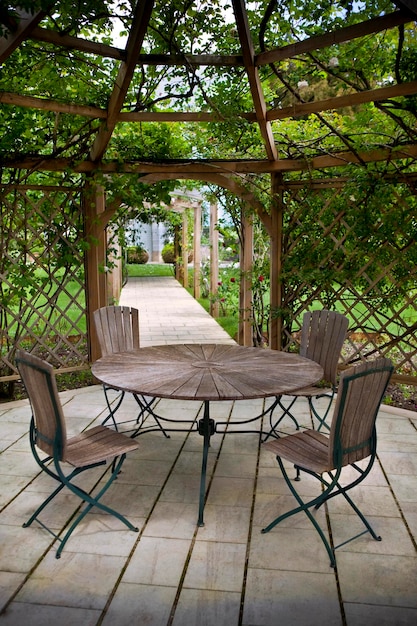 Foto pérgola y jardín de rosas