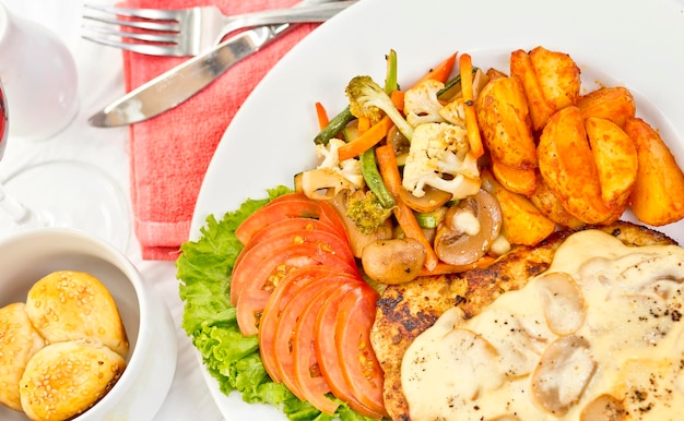 Peri peri Frango com Molho de Cogumelos Refogado de Legumes Batatas Fritas Picantes com Tomate Salada de Alface