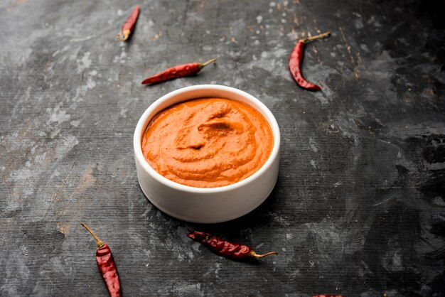 Peri Peri Sauce in einer Schüssel, ursprünglich aus Portugal, ist eine scharfe Sauce aus Piri Piri oder afrikanischen Vogelaugen-Chilis. selektiver Fokus