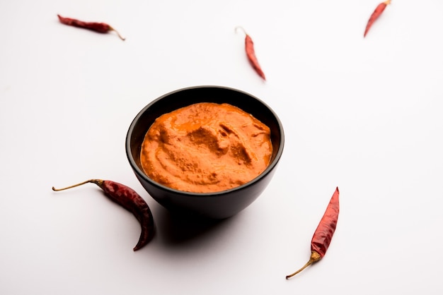 Peri Peri Sauce in einer Schüssel, ursprünglich aus Portugal, ist eine scharfe Sauce aus Piri Piri oder afrikanischen Vogelaugen-Chilis. selektiver Fokus