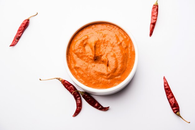 Peri Peri Sauce in einer Schüssel, ursprünglich aus Portugal, ist eine scharfe Sauce aus Piri Piri oder afrikanischen Vogelaugen-Chilis. selektiver Fokus