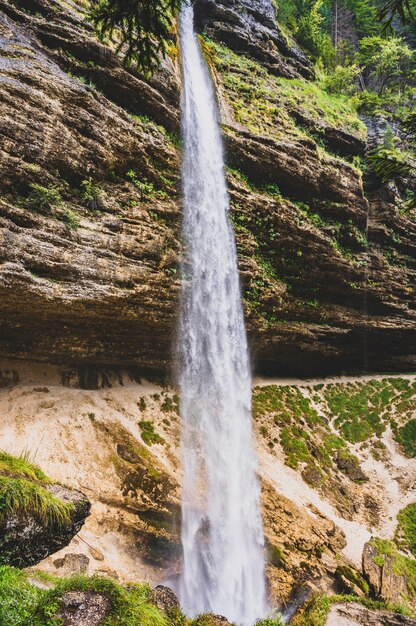 El Pericnik slap o Pericnik Fall se encuentra en el Parque Nacional de Triglav Eslovenia Es una gran cascada que cae de la cascada